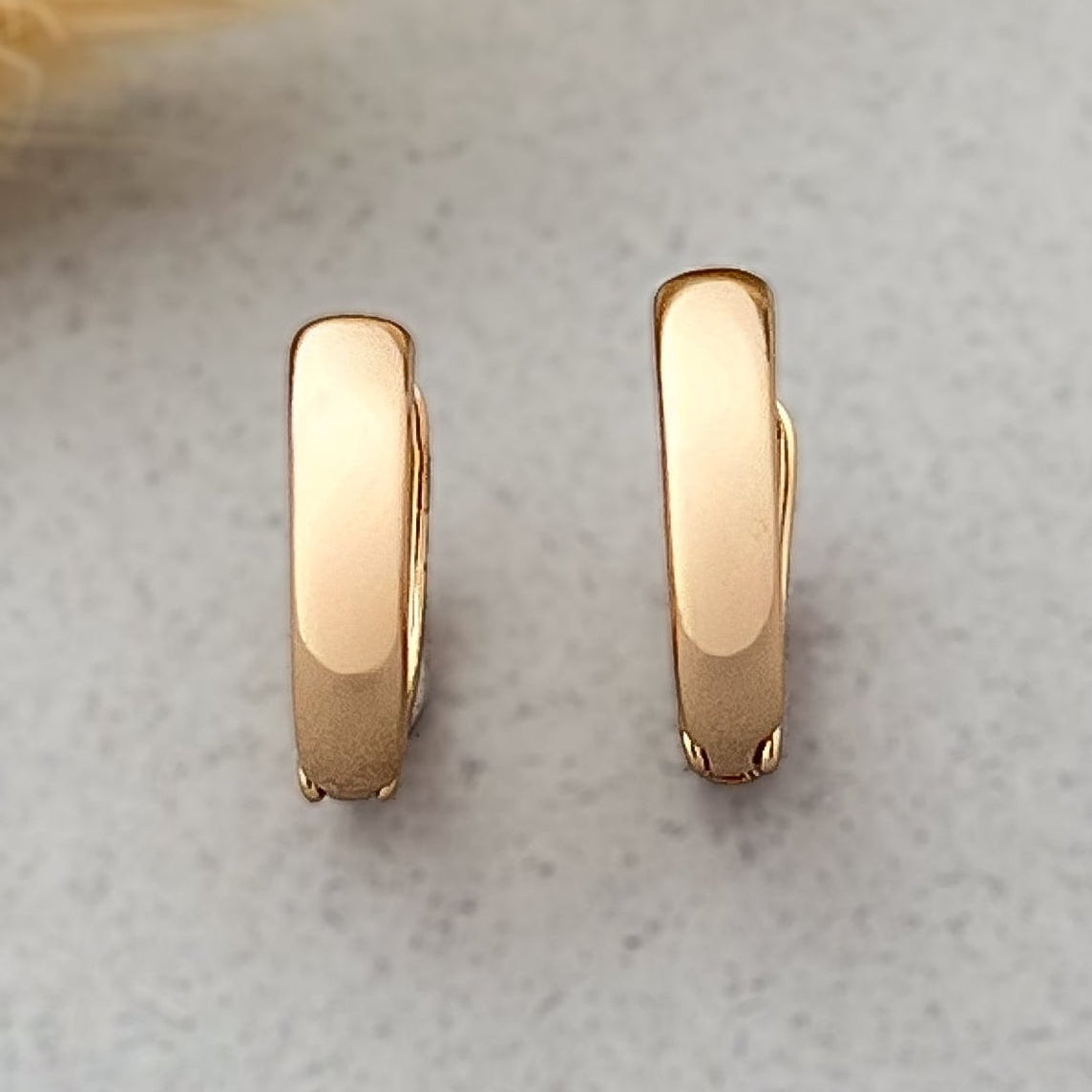 Lumi Huggie Hoops