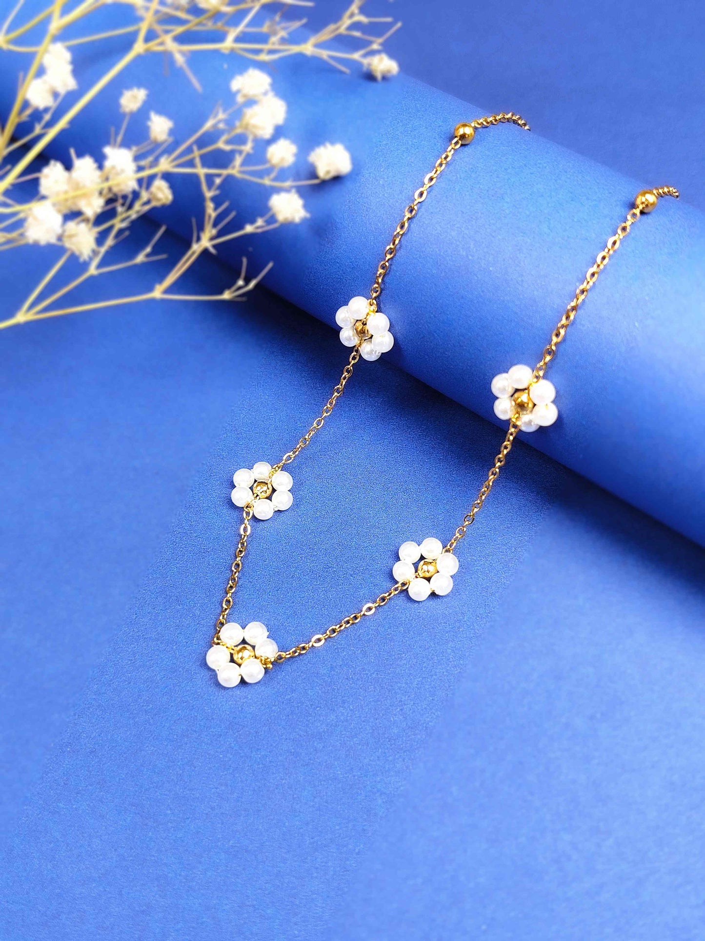 White Daisy Necklace