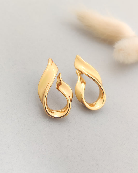 "Gold-plated wavy teardrop earrings for women, modern abstract jewellery."