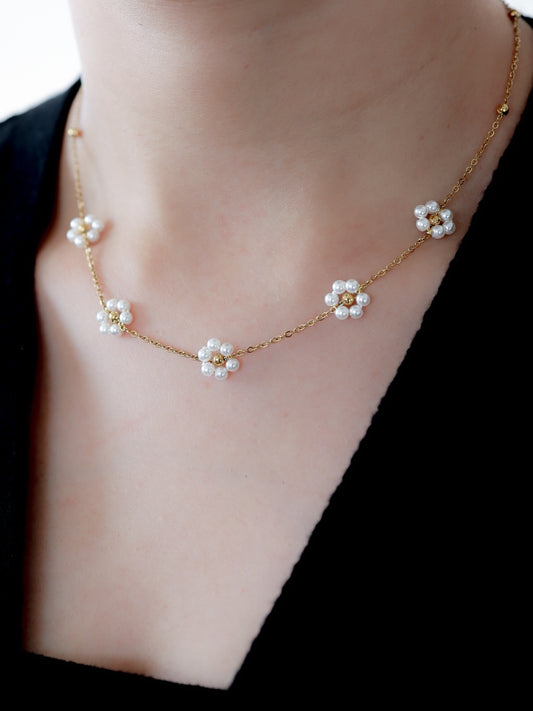 White Daisy Necklace