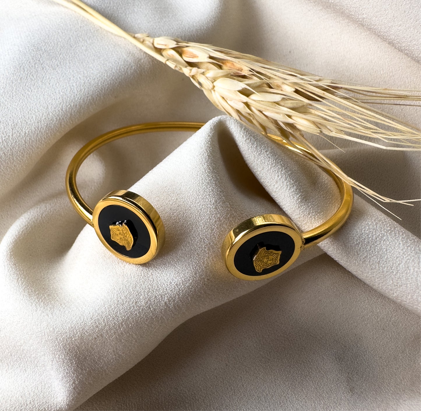 Taylor cuff Black