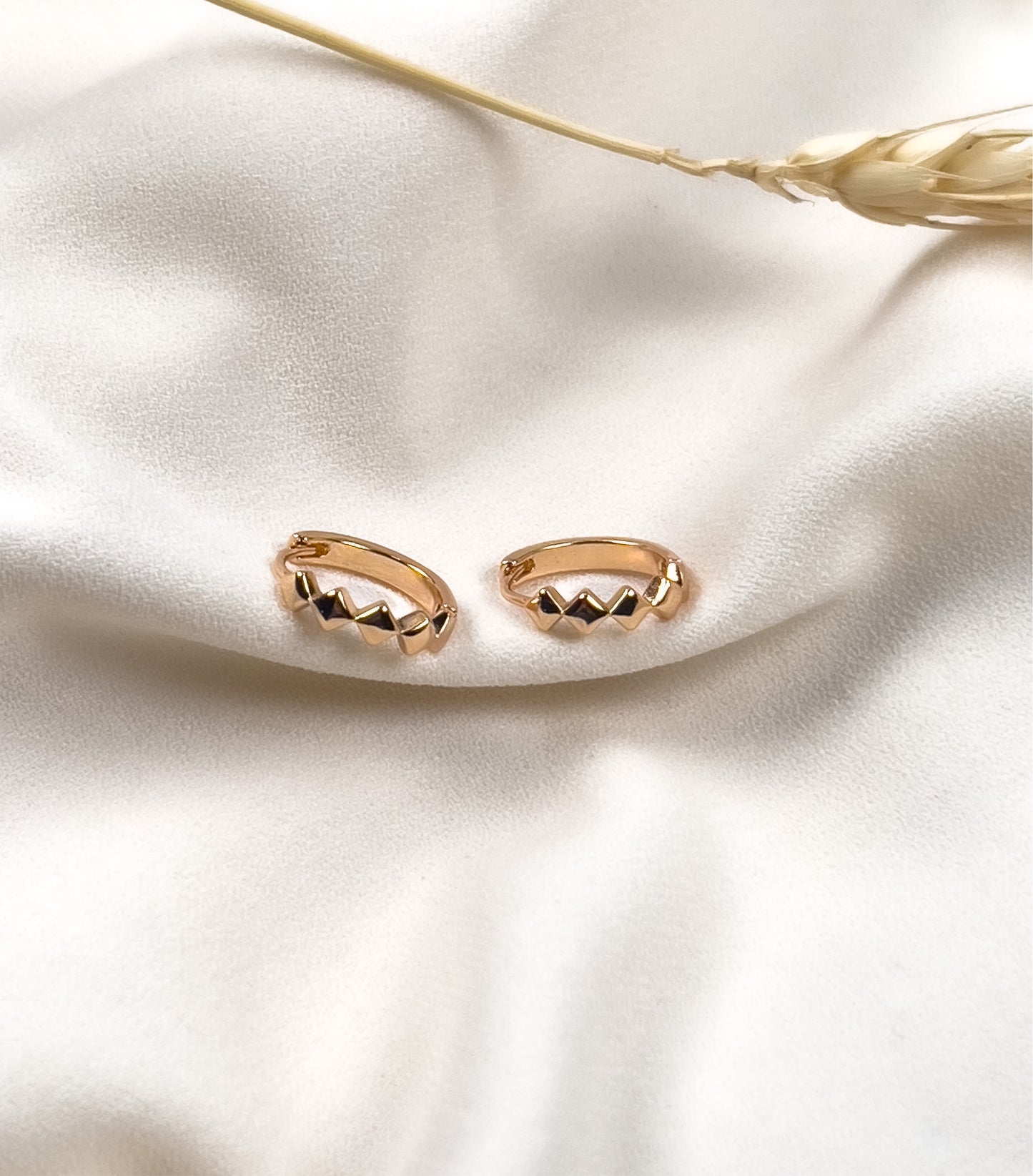 Neve Huggie Hoops