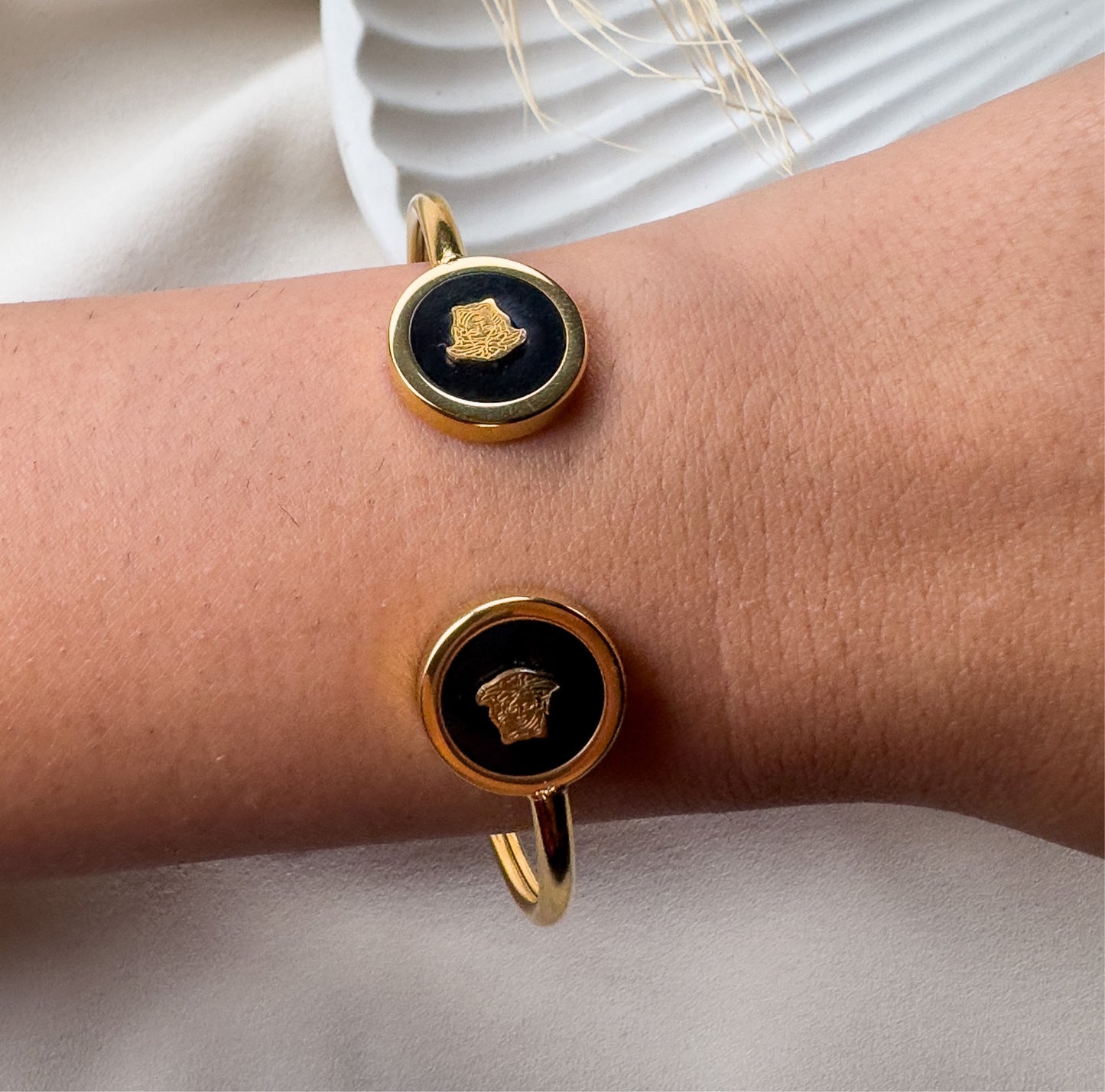 Taylor cuff Black