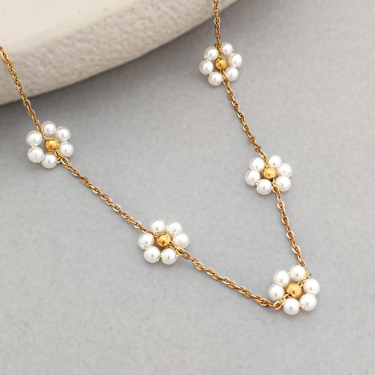 White Daisy Necklace