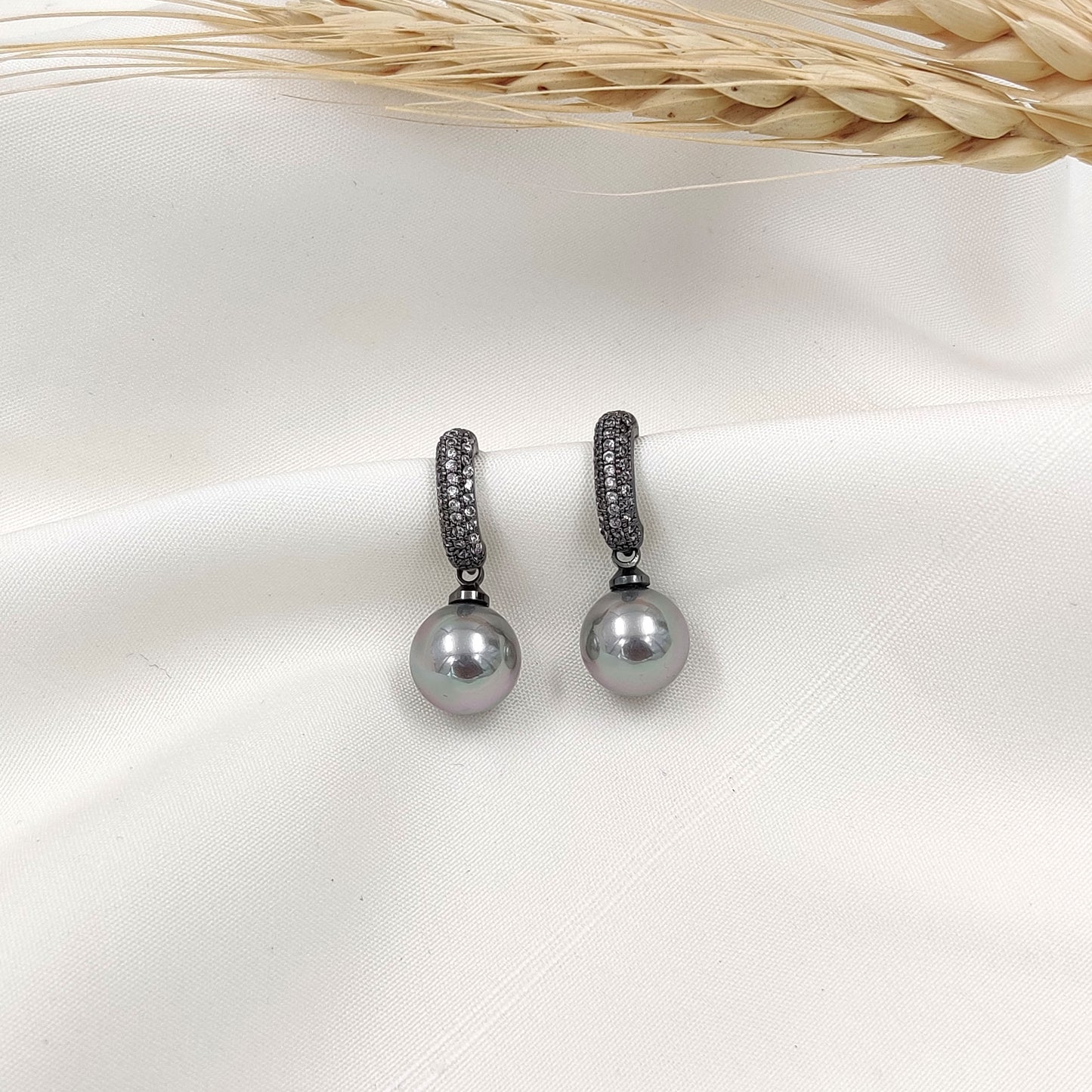 Ruthie Pearl Earring