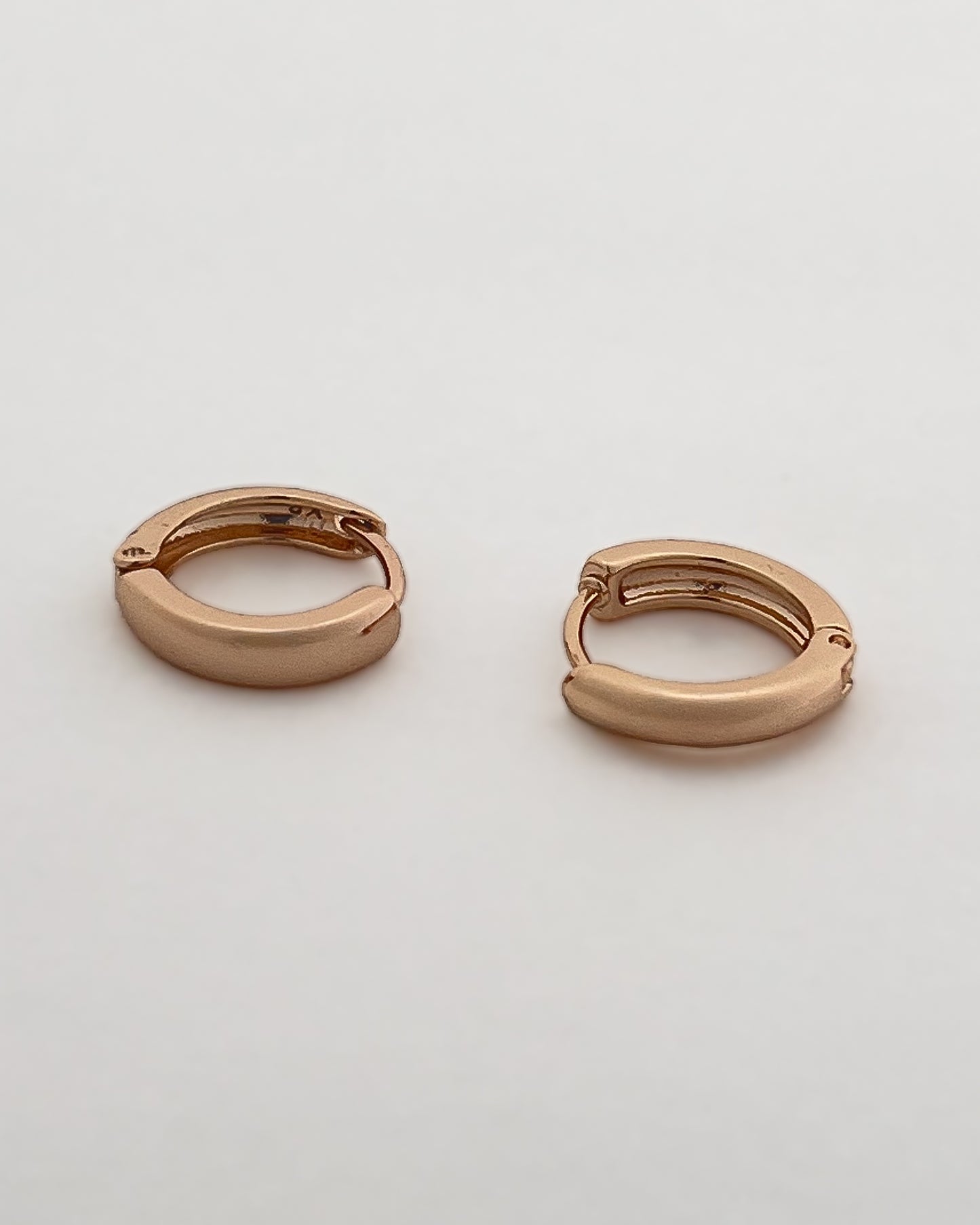 Lumi Huggie Hoops