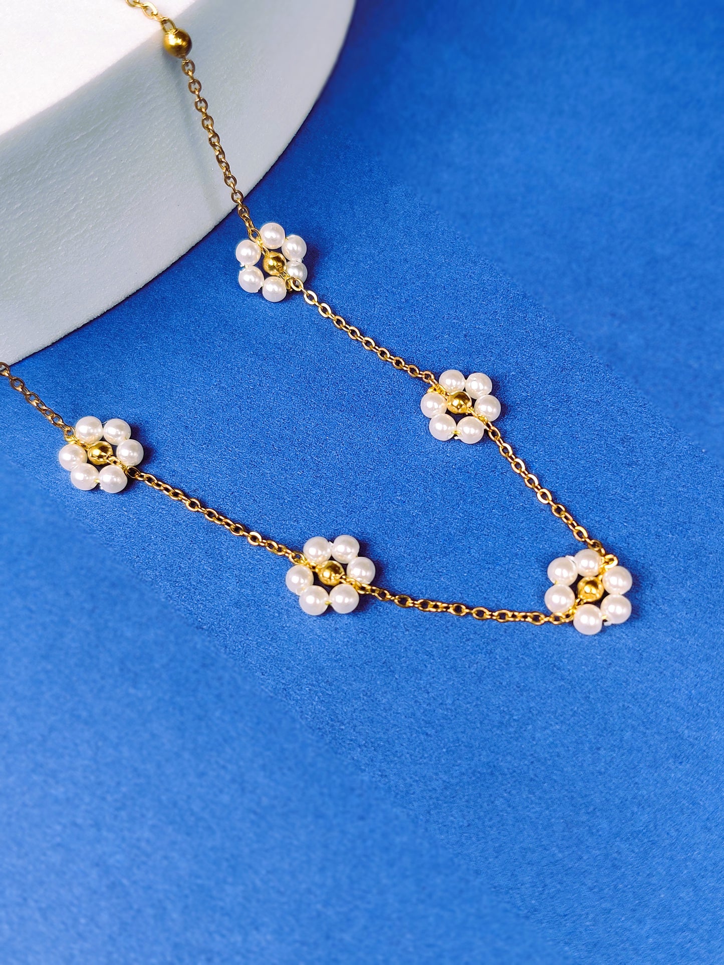 White Daisy Necklace