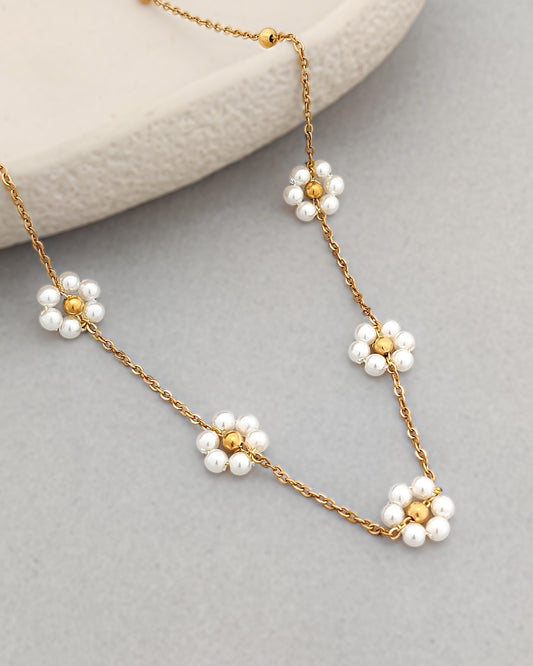 White Daisy Necklace